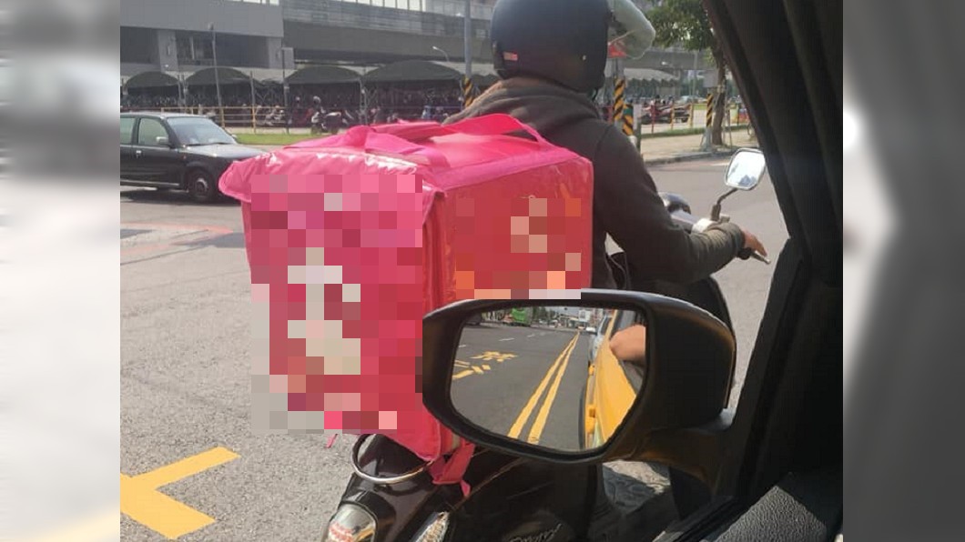開車拍外送員逆向等紅燈 駕駛被酸爆:你也母湯啊