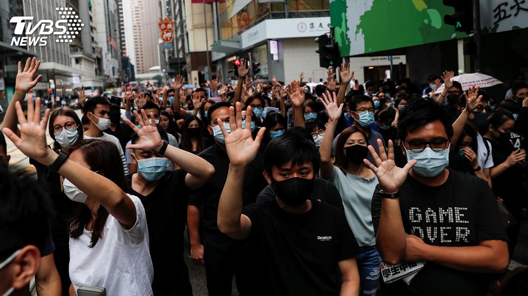 香港再現反送中快閃行動 數百人戴口罩堵路遊行