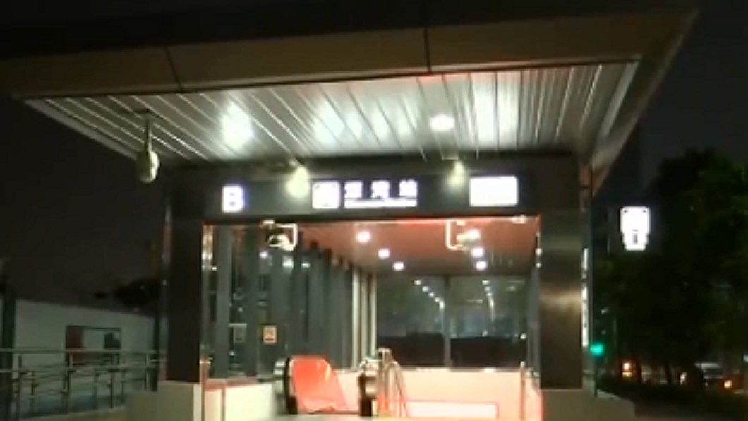 陳女在地鐵站上廁所。圖/翻攝自微博
