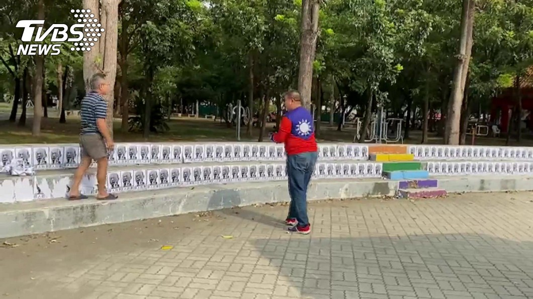 韓國瑜台南造勢 會場遭貼「尋人啟事」鬧場