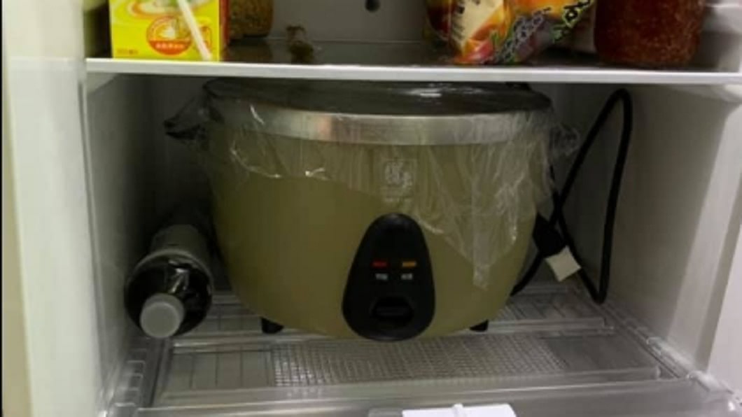網友起床看到這個景象立刻爆笑。圖/翻攝自臉書爆廢公社二館
