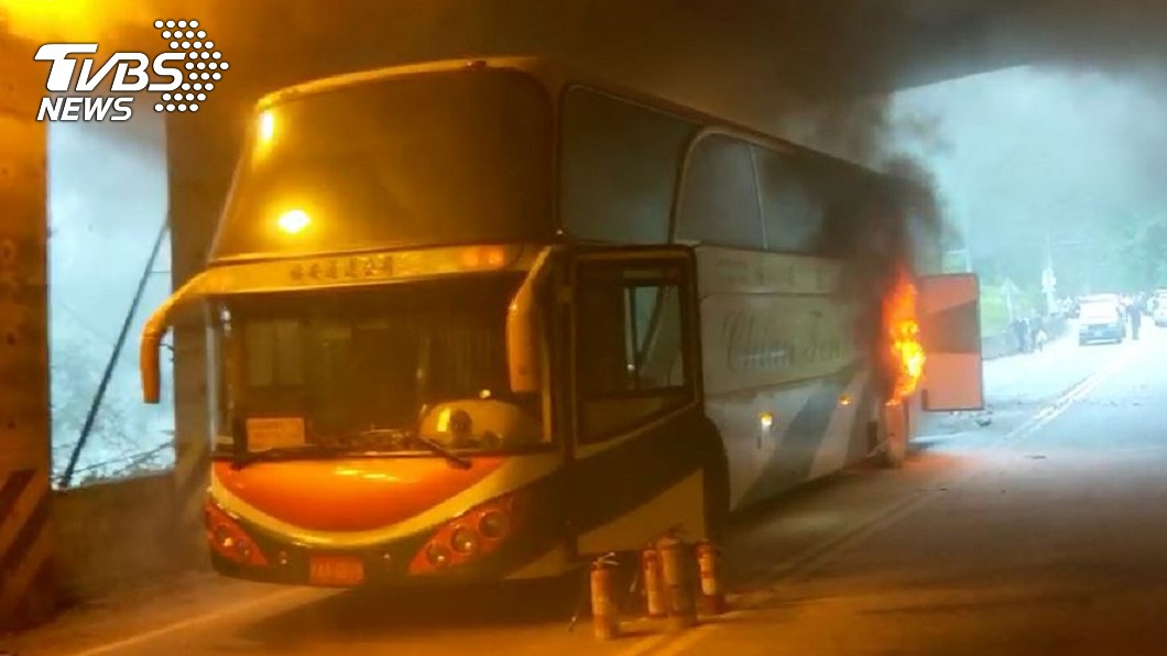 遊覽車隧道內起火 濃煙密布逾40人奔逃!