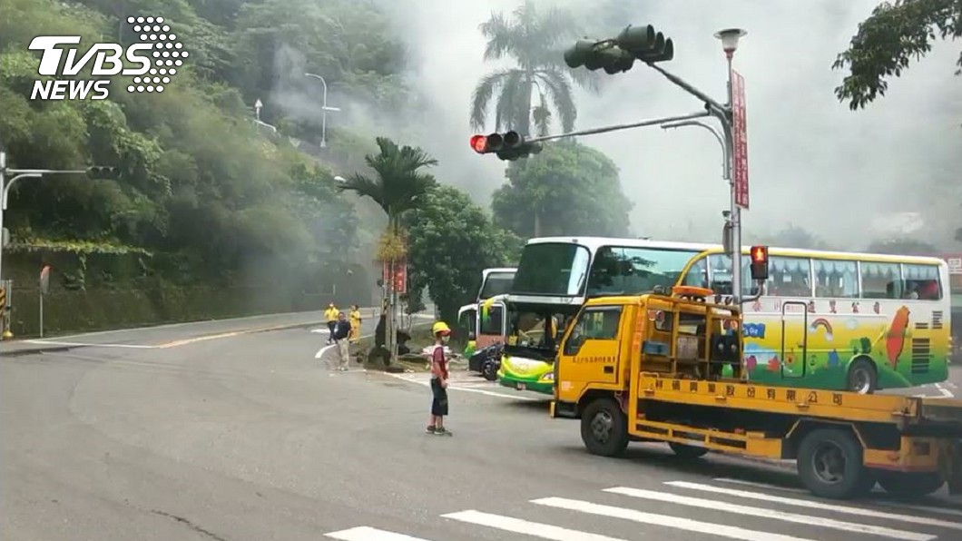 嘉義阿里山公路隧道今(20日)傳出火燒車事故,造成交通打結。圖/TVBS