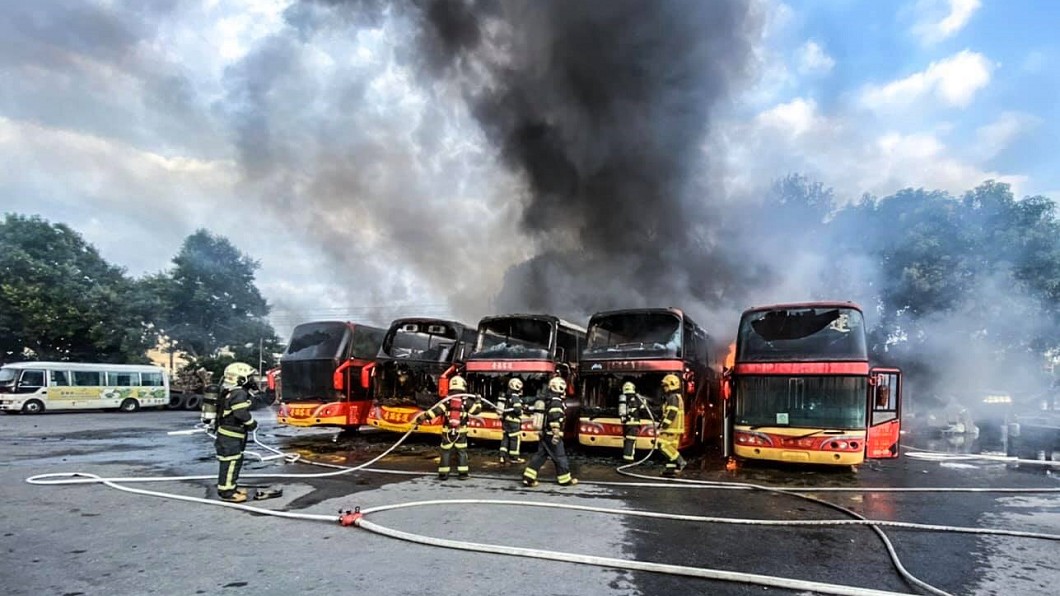 驚!台西客運停車場大火 5遊覽車燒成一團火球