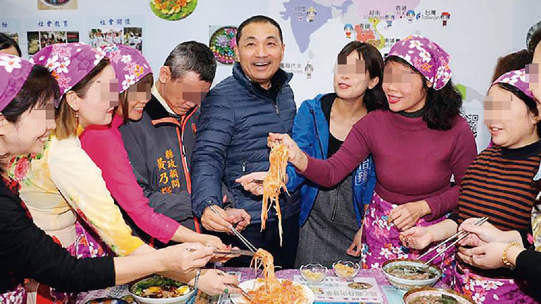 東協廚房開辦不久,新北市長侯友宜與新住民一起手作年菜,宣傳東南亞美食。圖/CTWANT授權使用