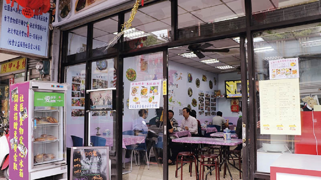 東協廚房店門口設置食物銀行的冰箱,提供NG商品給弱勢民眾取用。圖/CTWANT授權使用