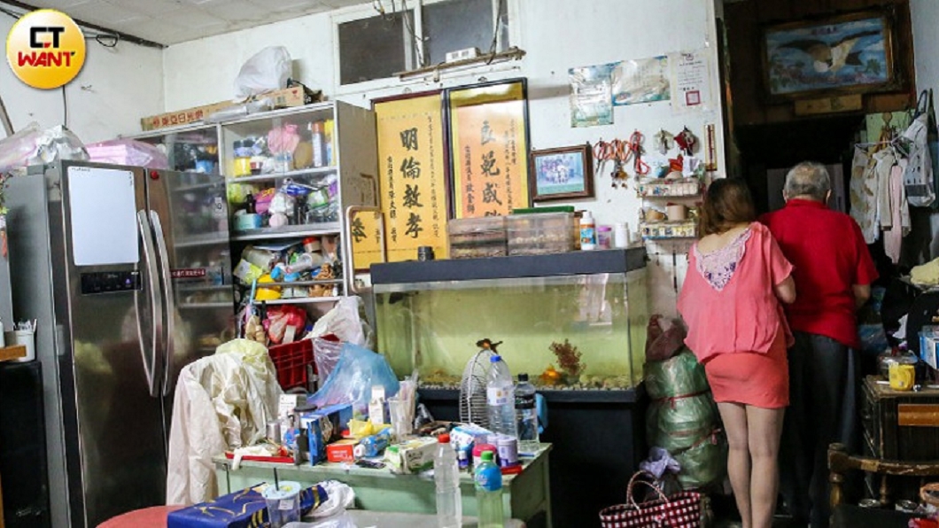 生活比狗慘 病翁遭惡魔母子餵霉菜睡浸尿紙箱