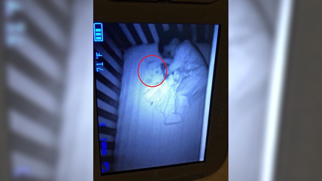 悚!兒熟睡母看監視器 驚見「超清晰嬰兒臉」緊貼