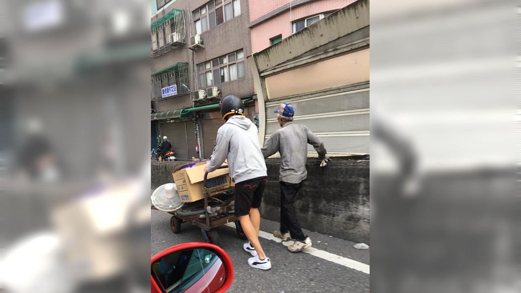 瘦弱伯苦推回收車…男下車1舉動暖炸 萬人讚爆