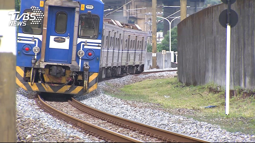 連3天事故!台鐵列車內壢進站撞落軌民眾