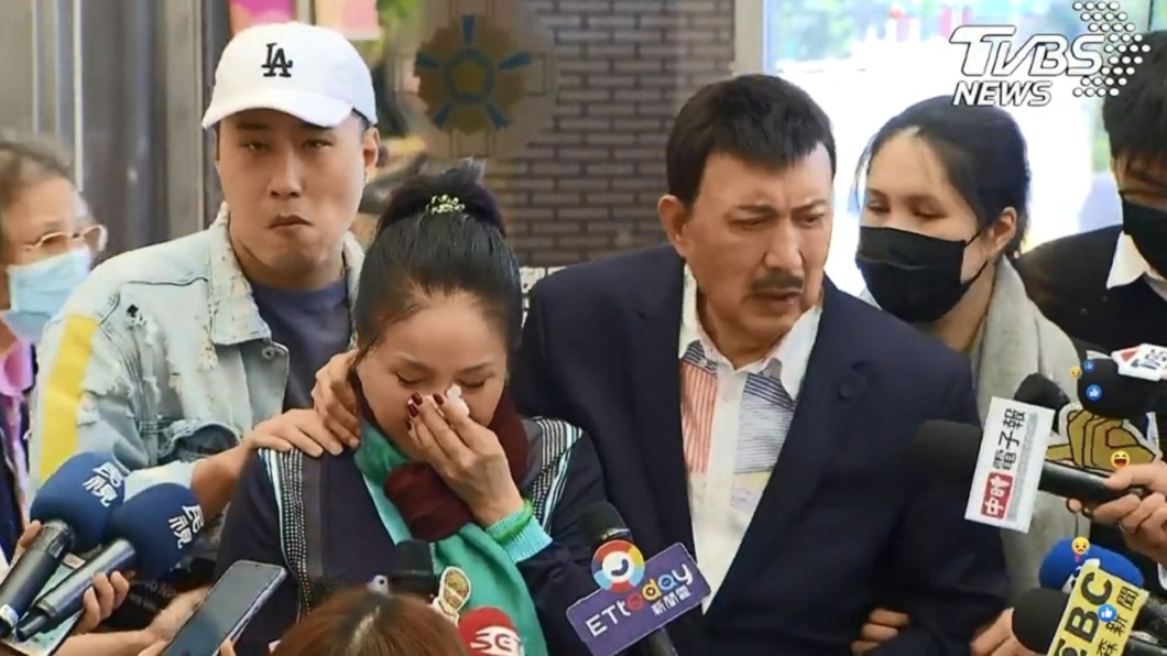 余苑綺現身「狂咳失神」!李亞萍崩潰:我不哭、我不哭