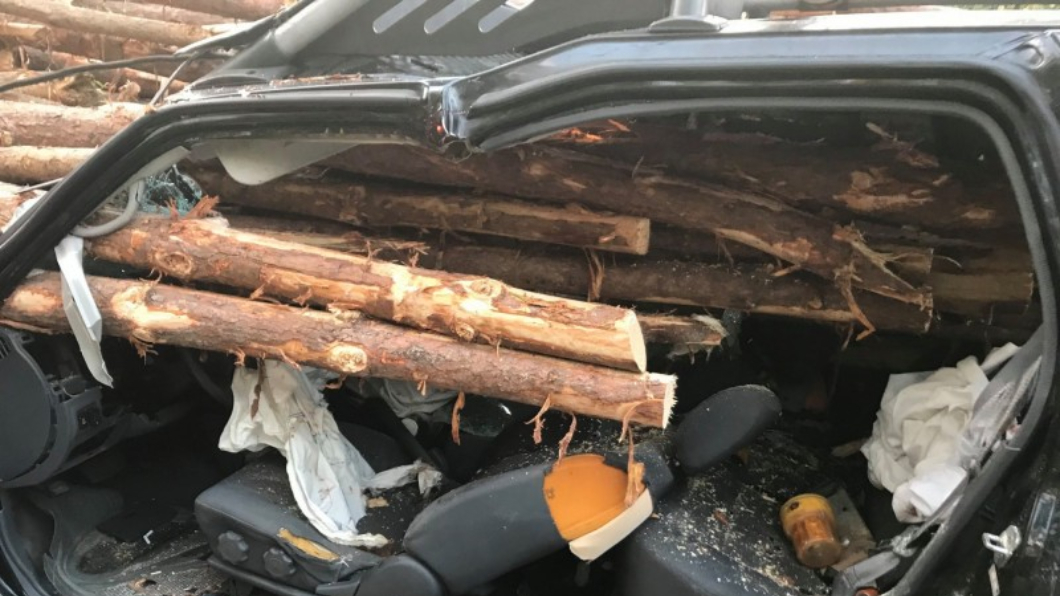 生死瞬間!撞上拖車木頭貫穿 駕駛1動作奇蹟保命