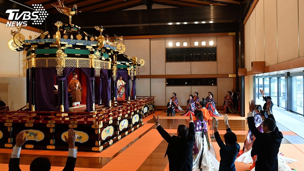 日皇德仁宣示即位 日相安倍高呼三聲萬歲