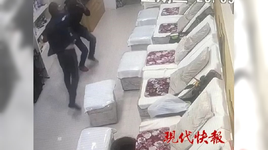 胡男慘遭暴打。圖／翻攝自現代快報