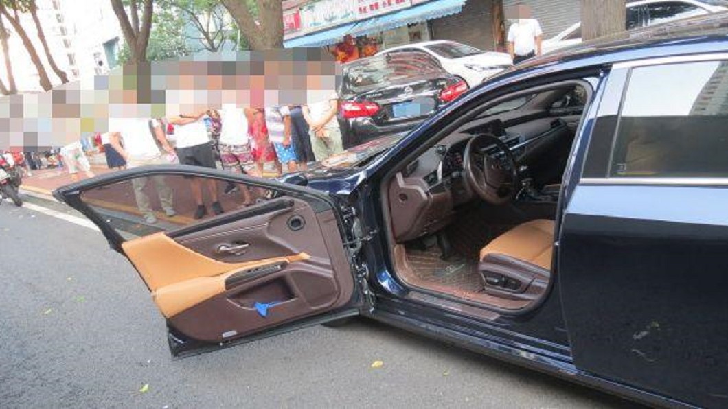 車門直接斷裂。圖/翻攝自珠海交警