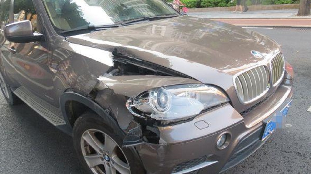 右側車燈被撞爆。圖/翻攝自珠海交警