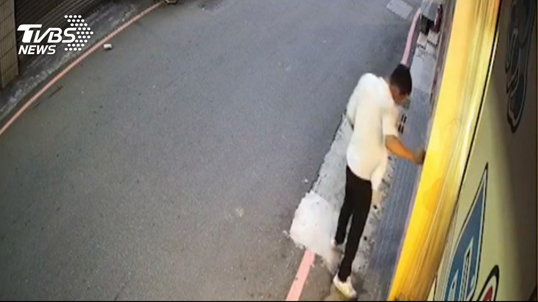 砰！徒手擊破店面牆　男疑似喝醉倒頭睡