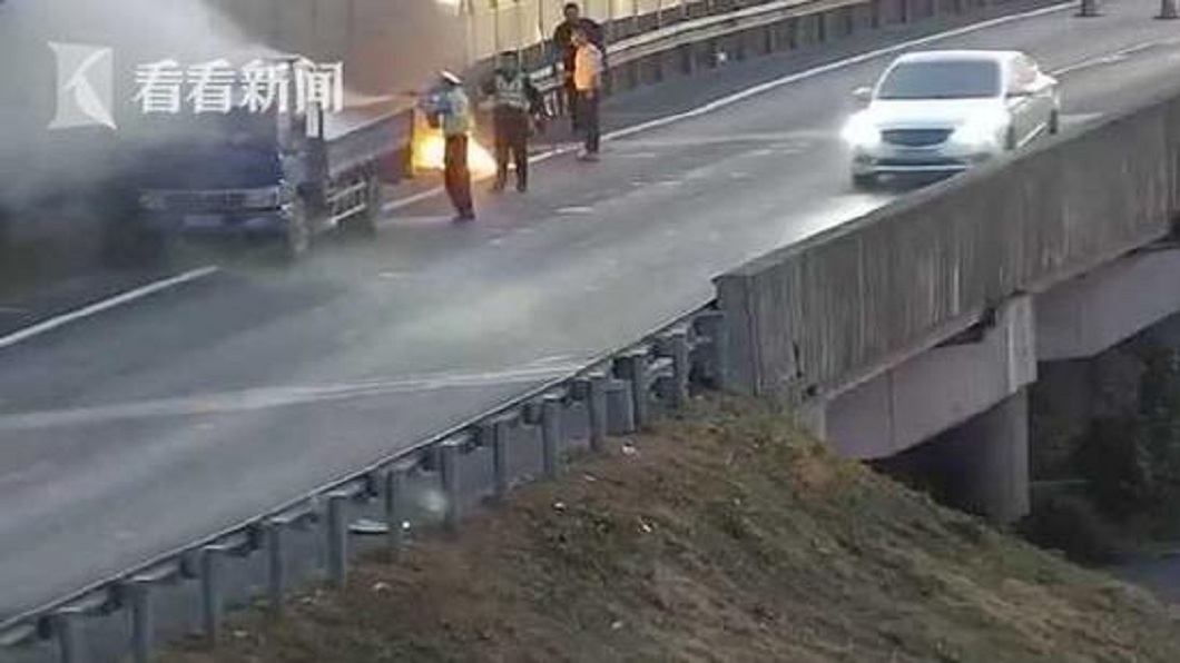 GG!高速公路亂丟菸蒂 風勢吹回後車廂變「火球」