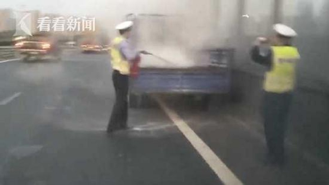 事後了解,疑似是副駕駛座的同事一路上抽菸還亂丟菸蒂,可能被風勢吹回來導致後車廂起火。(圖/翻攝自看看新聞)