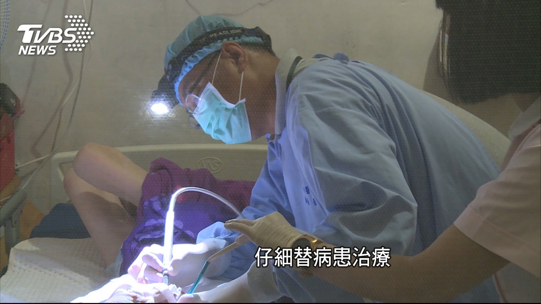 扛30kg器材！牙醫到宅　簡志成熱血付出