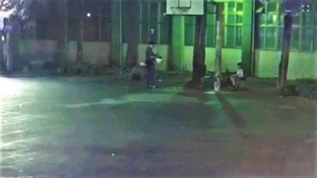 單親爸太累叫不醒　小二男童凌晨瑟縮趴睡公園
