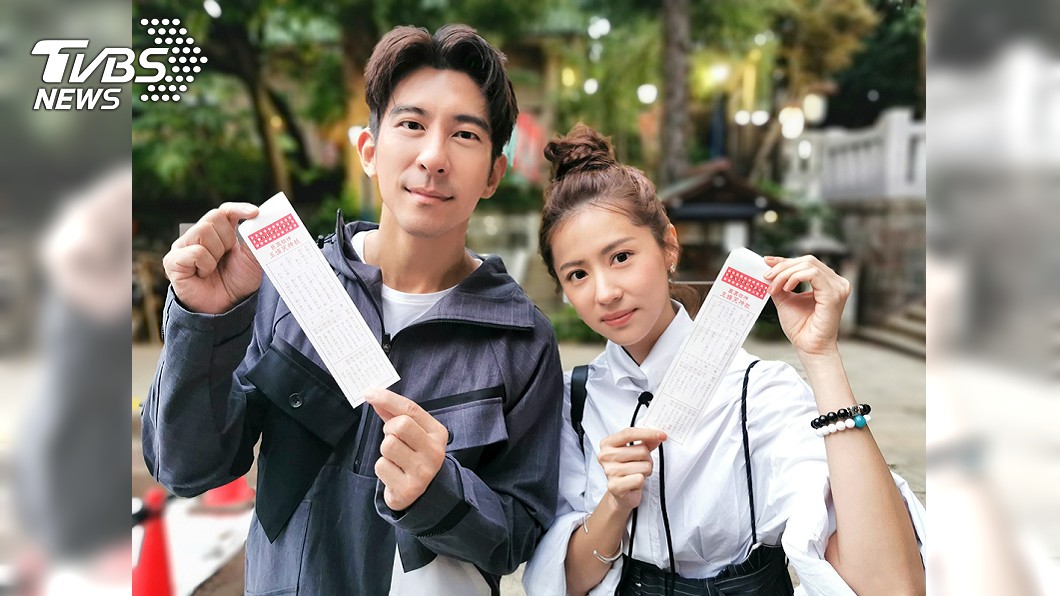 修杰楷、林予晞到神社求籤祈福。圖/TVBS
