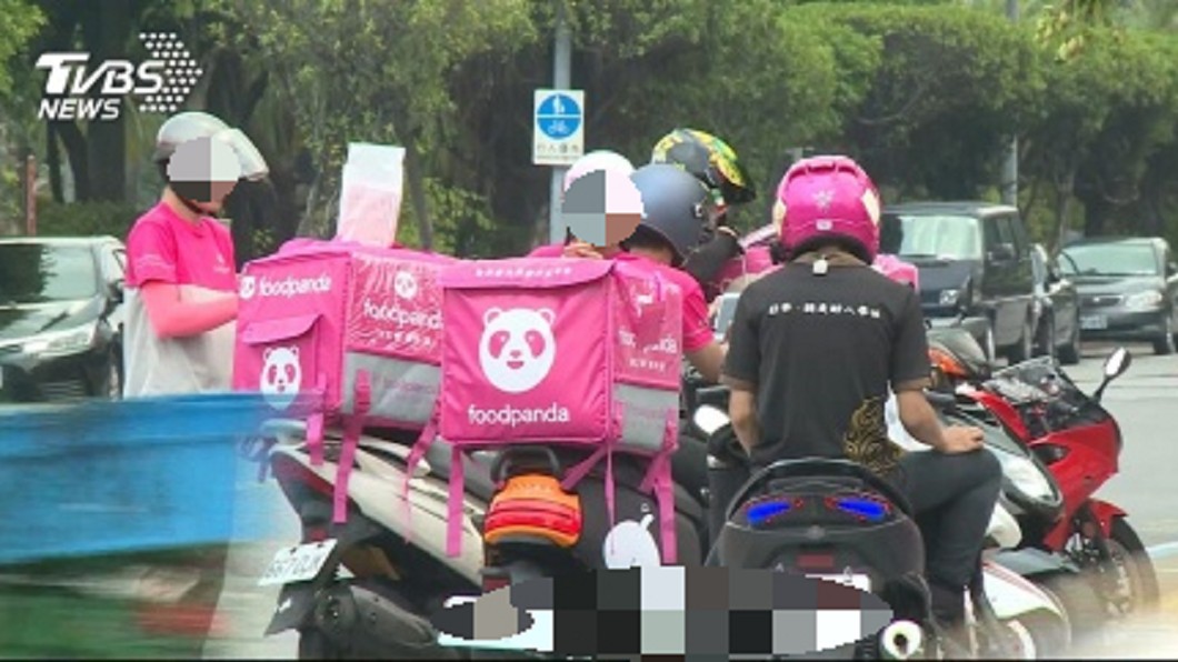 外送員塞爆北一女校門口。 圖/TVBS