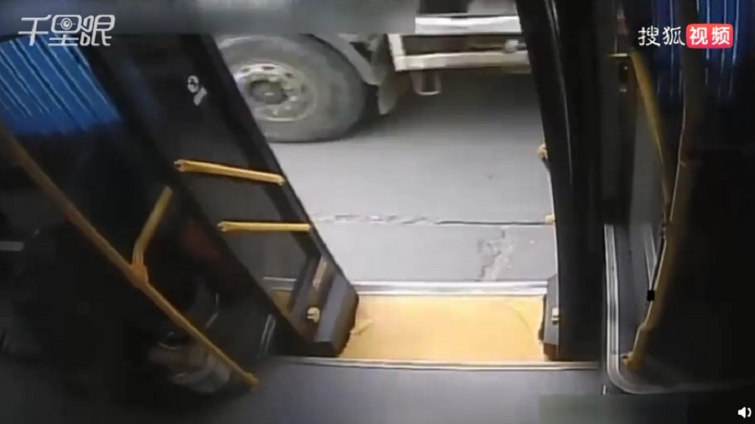 女乘客慘遭後方砂石車撞上。圖/翻攝自搜狐視頻