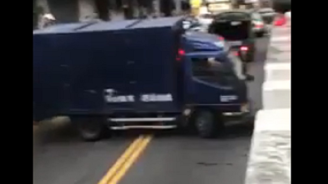 北投地下道「瘋狂倒車」卻沒人趕！網急澄清：有苦衷