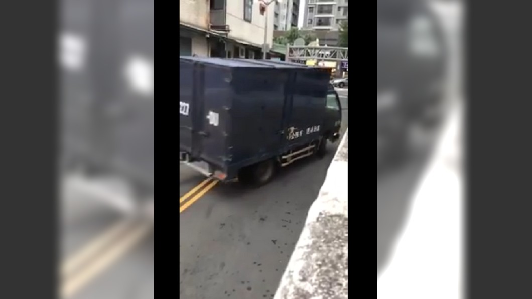 司機連續倒車9次，費時將近2分鐘才順利從地下道開出來。圖／翻攝自 爆料公社