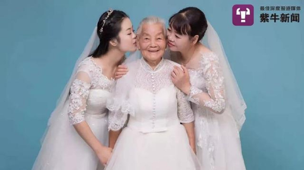 「我家洋洋穿上婚紗一定很好看,可是不知道我能不能活著看到那一天了。」外婆的這句話讓劉洋洋感觸甚多,便安排這個祖孫三代一起拍婚紗的活動。(圖/翻攝自紫牛新聞)