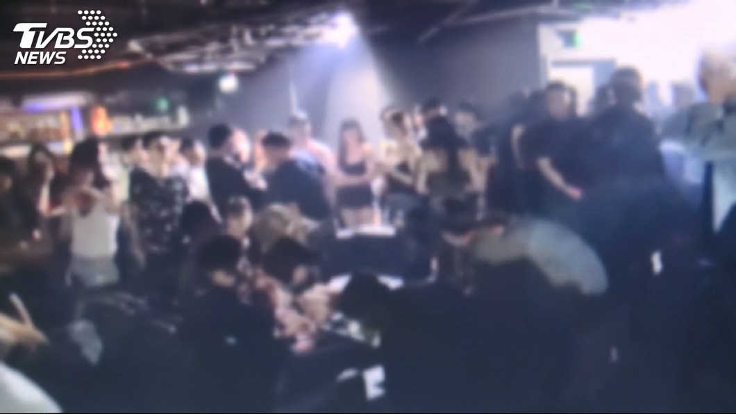媽換戰袍陪伴去夜店　女兒哀怨：穿得比我還辣