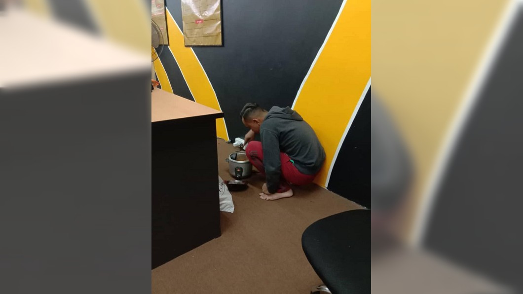 員工下班躲辦公室牆角煮飯　老闆問真相超感動