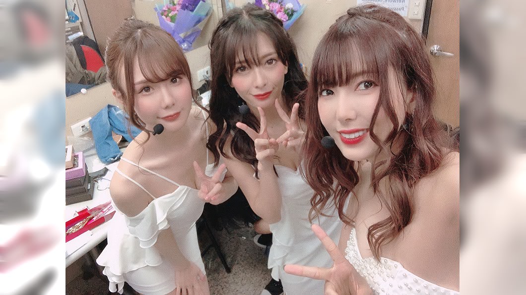 儘管受傷疼痛難耐，但波多野結衣仍敬業地來台，並帶著2位新人女優一起出席活動。(圖／翻攝自波多野結衣推特)