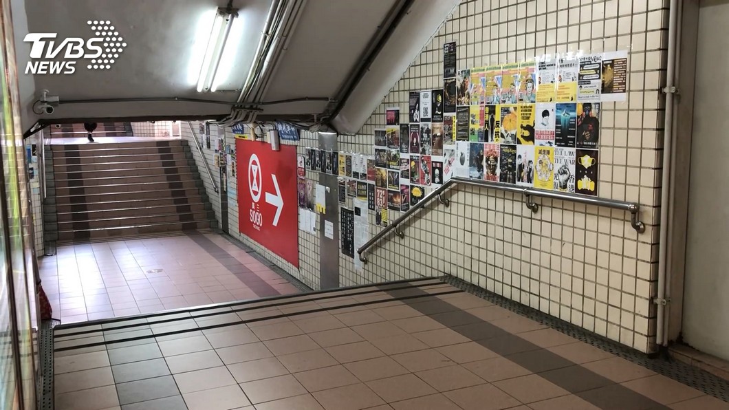 中市連儂牆遭陸客撕毀 警方現場逮捕移送偵辦