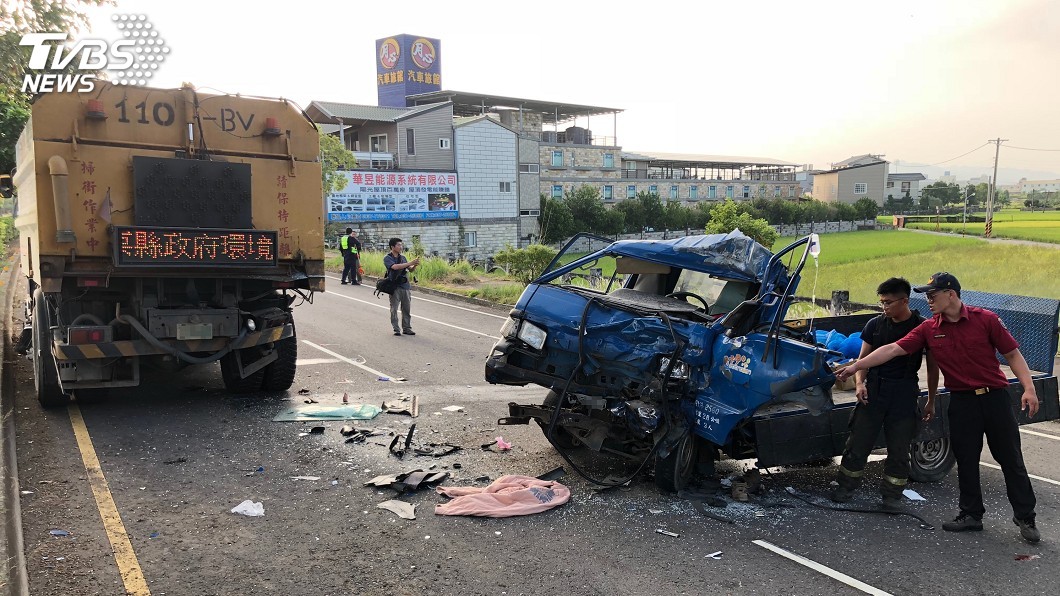 小貨車追撞掃街車 車頭扭曲變形駕駛送醫不治