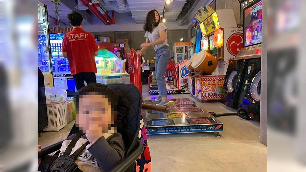 從照片中看見,這位媽媽正在紓解自己的壓力。(圖/翻攝自臉書粉絲團DDING 제작소,以下均同)