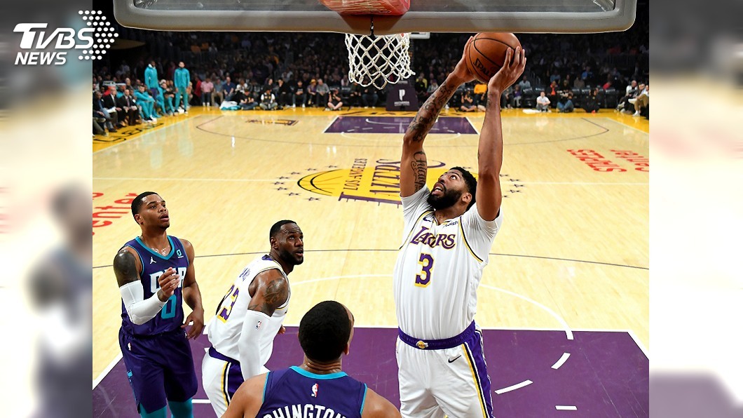 「一眉哥」戴維斯半場轟25分 NBA湖人擊退黃蜂