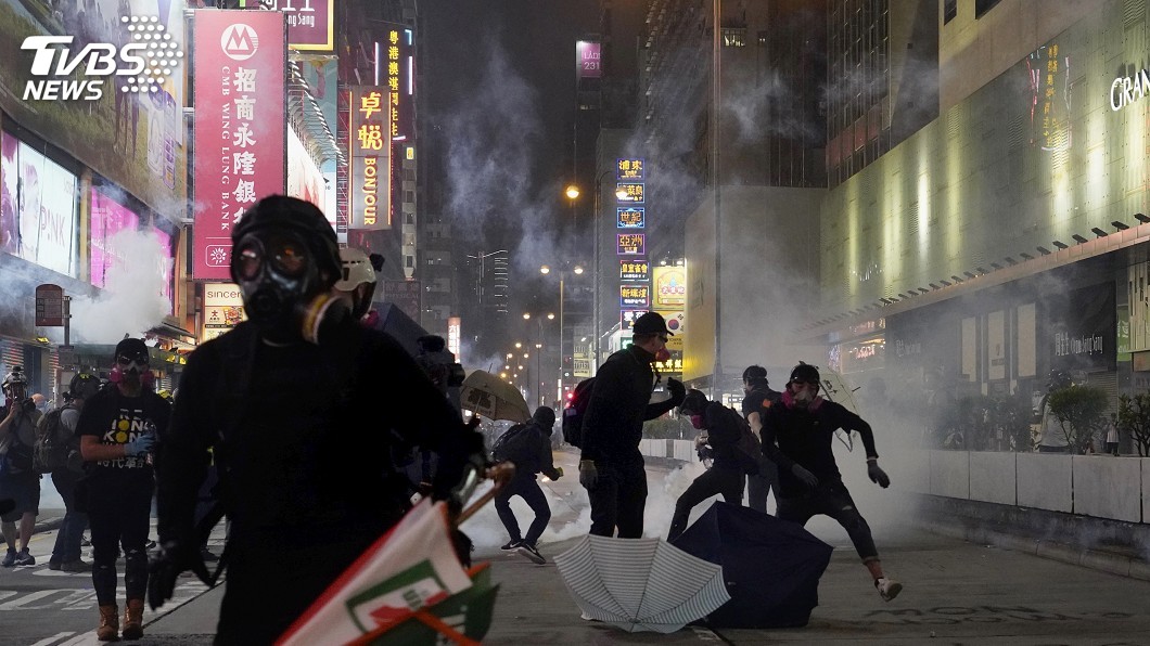 反港警暴力遊行變調 催淚彈、胡椒噴霧連發