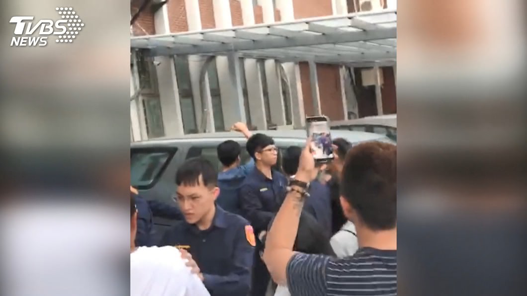 不少愛貓和動保人士得知彭男的虐貓行為,群聚到警局前要他踹共。(圖/TVBS)