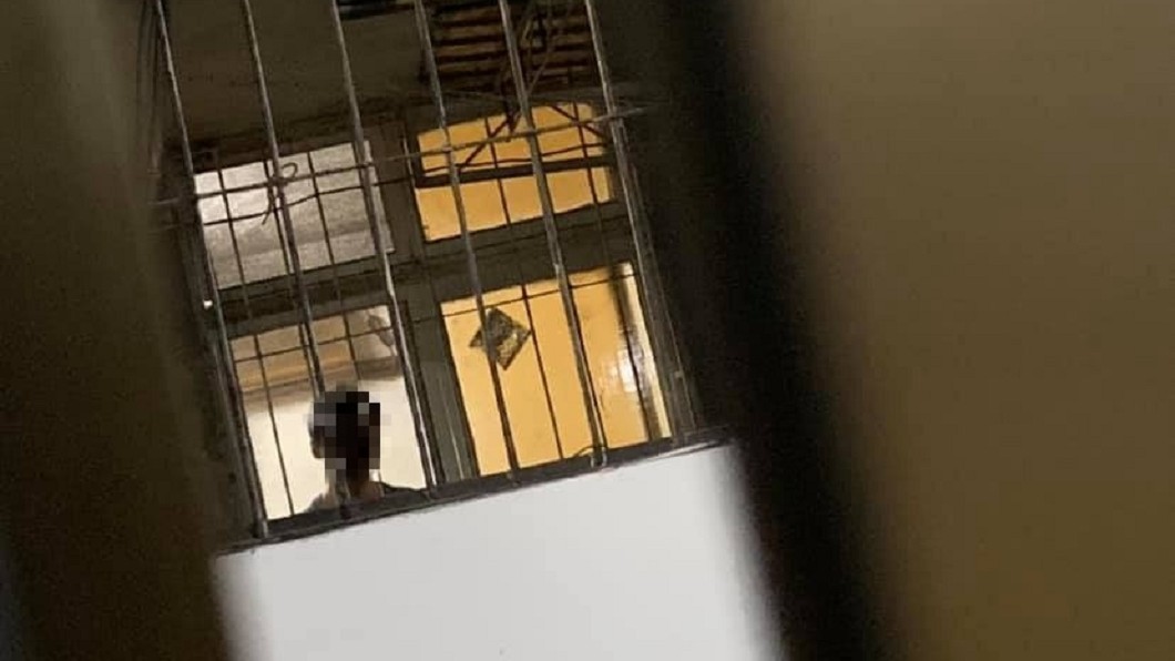 女租客在陽台晾衣服被鄰居狂盯。圖/翻攝自爆怨公社