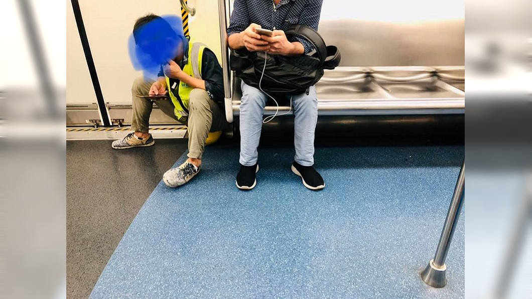 工人搭車秒坐地上「怕弄髒」　網心疼：輿論太可怕
