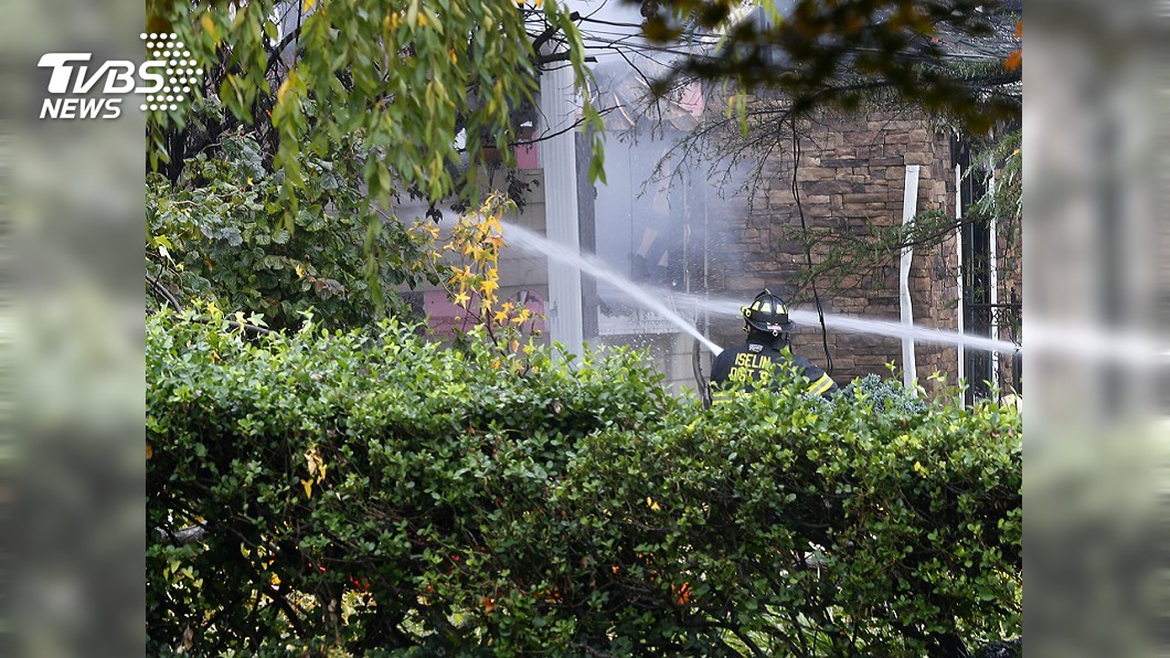 小飛機墜落衝撞民宅! 瞬間起火駕駛身亡