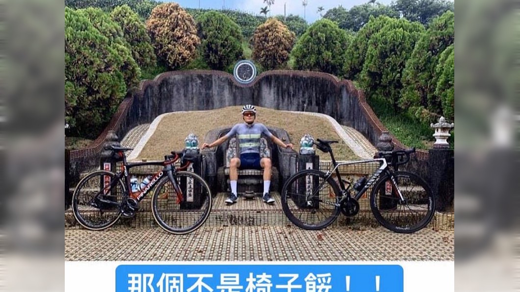 外國人豪坐「龍椅」合影 網一看嚇歪:要被托夢了