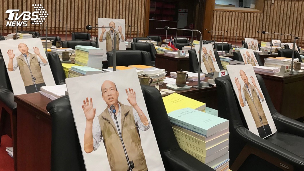 韓國瑜缺席總質詢 市議員放置人形立牌表達不滿