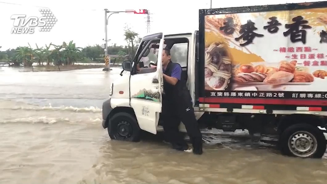 暴雨襲宜蘭!部分路段水淹小腿肚 車拋錨