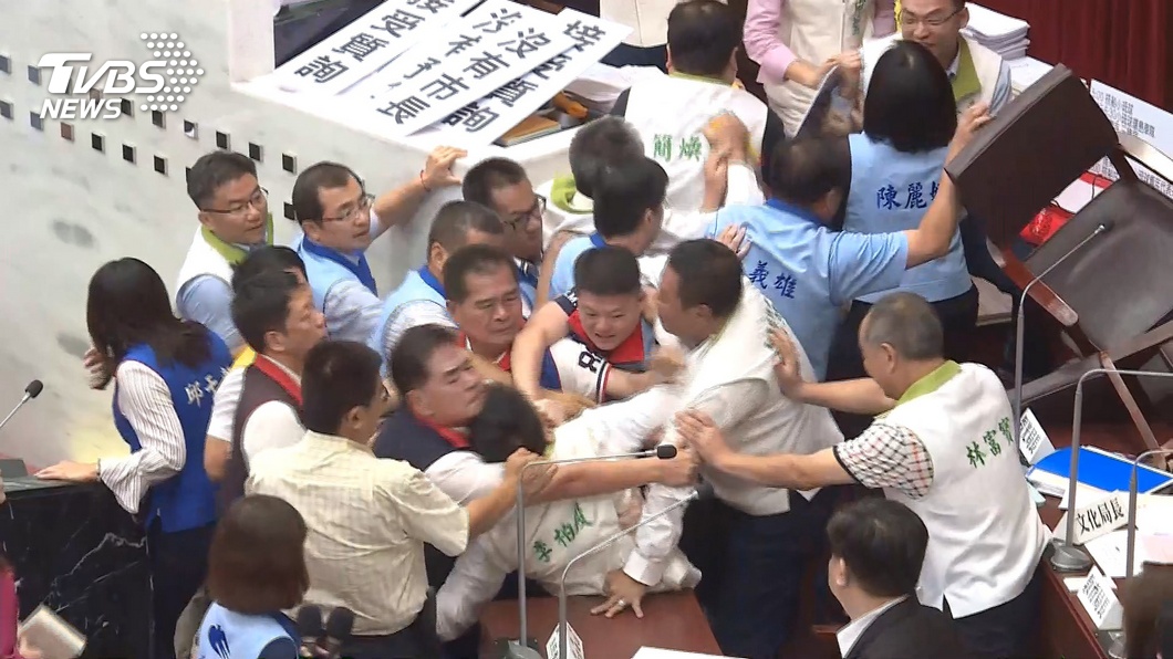 高市議會總預算案審查流血衝突 藍綠議員互告