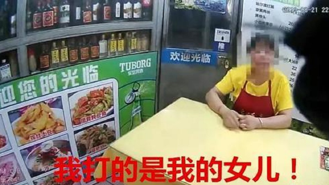 王姓母親大聲質問警。圖/翻攝自微信