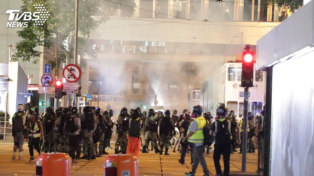禁蒙面法遇萬聖節　港警再採無差別圍堵噴驅離