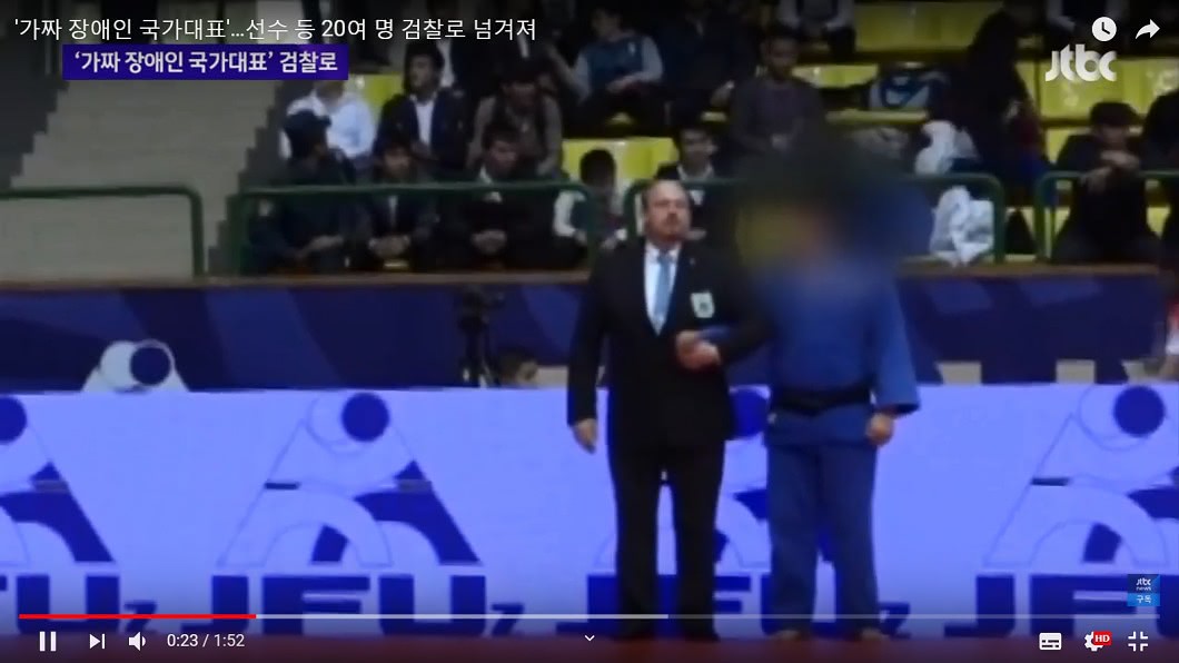 李選手(右)當時參加比賽,入場時還需要別人攙扶。圖/翻攝JTBC News